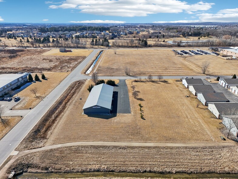 680 Enterprise Dr, Lake Mills, WI for lease - Building Photo - Image 3 of 87