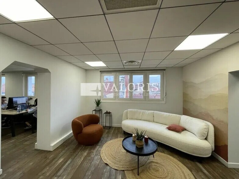 Office in Lyon for lease - Interior Photo - Image 2 of 13