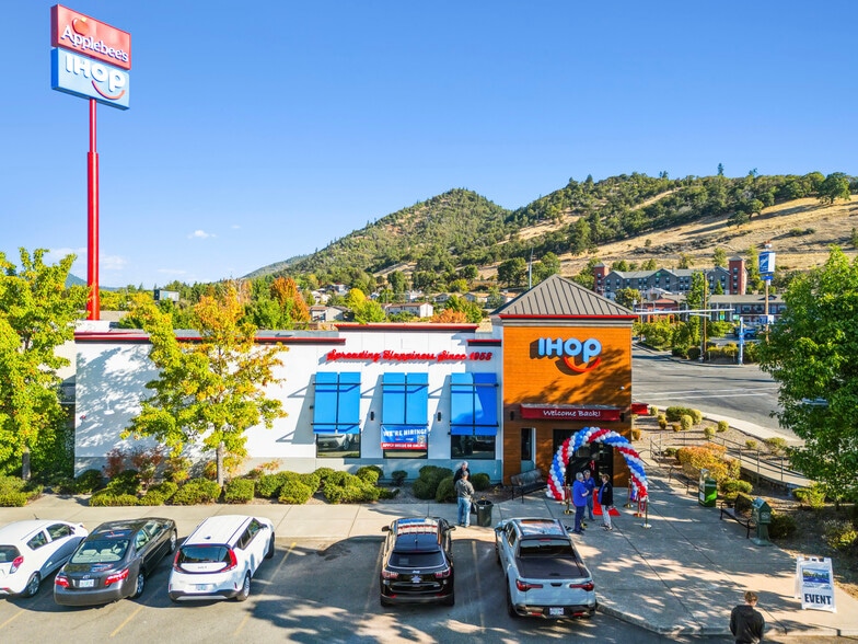 250 NE Agness Ave, Grants Pass, OR for sale - Building Photo - Image 2 of 12