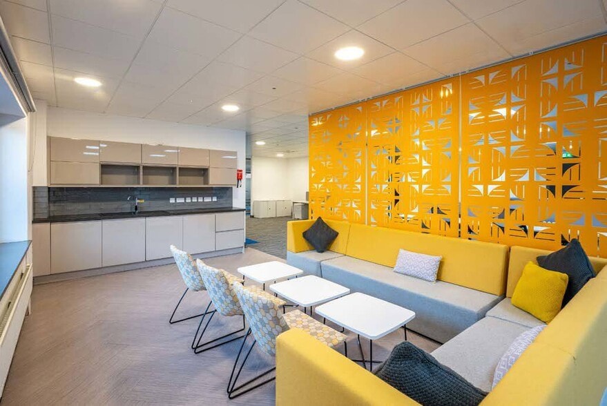 36 South Gyle Cres, Edinburgh for lease - Building Photo - Image 2 of 6