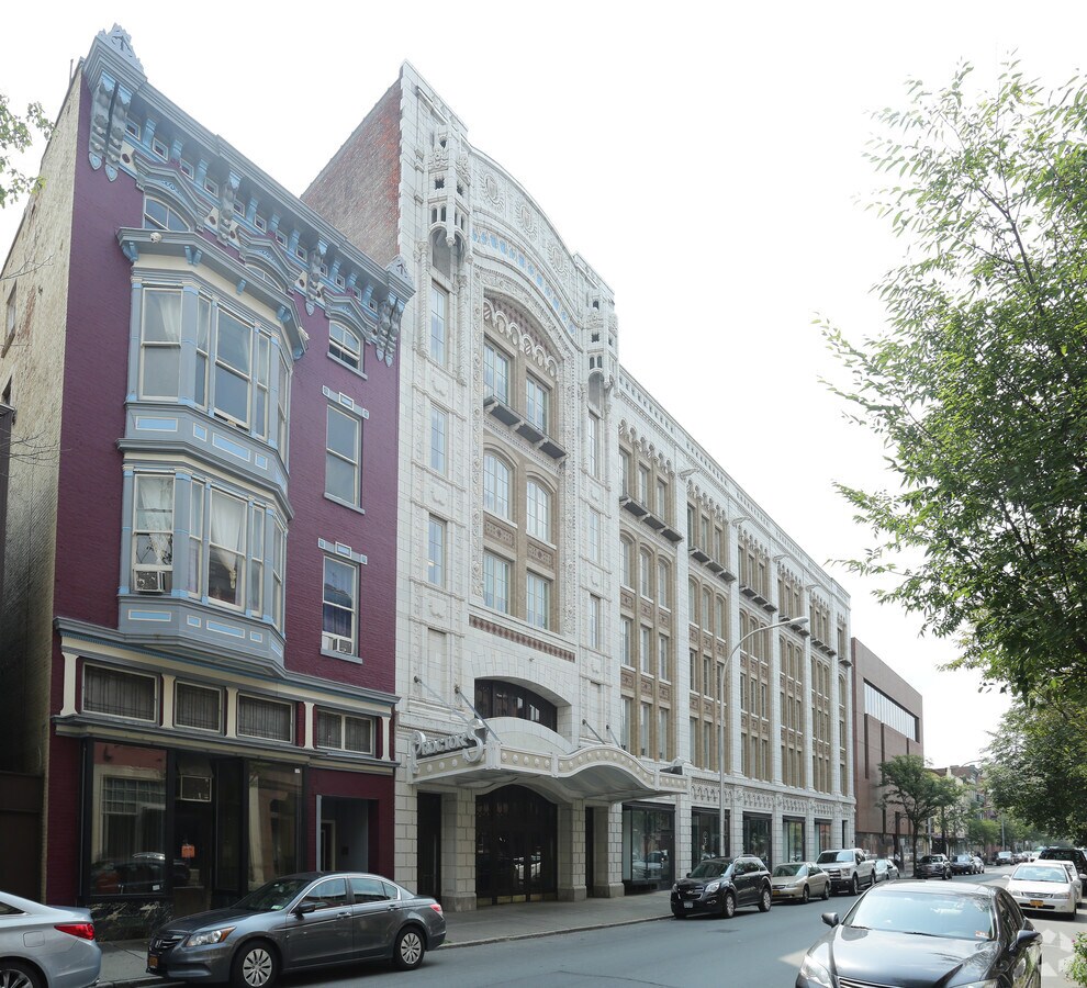 90 4th St, Troy, NY 12180