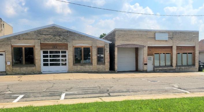 242 W Edgewater St, Portage, WI for sale - Primary Photo - Image 1 of 3