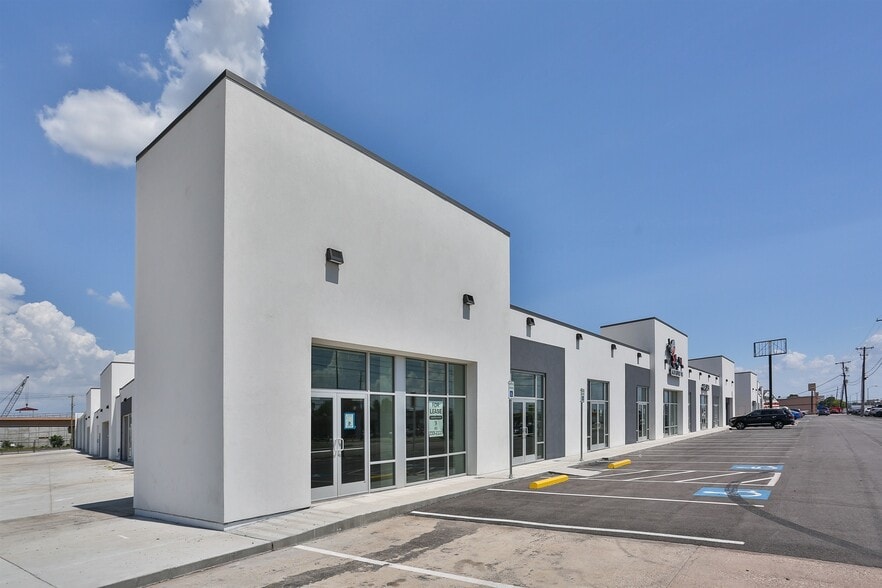 10850 Harry Hines Blvd, Dallas, TX for lease - Building Photo - Image 3 of 6