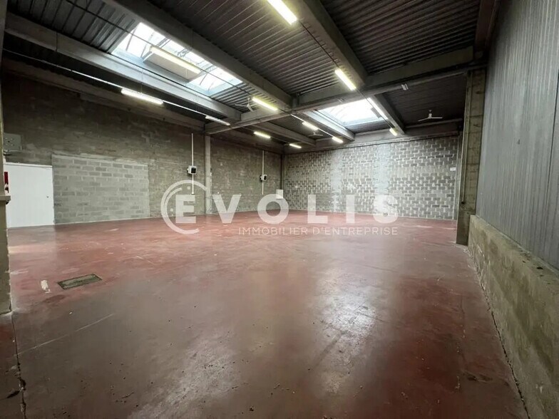 15 Rue Jean Zay, Saint-Priest for lease - Interior Photo - Image 3 of 14