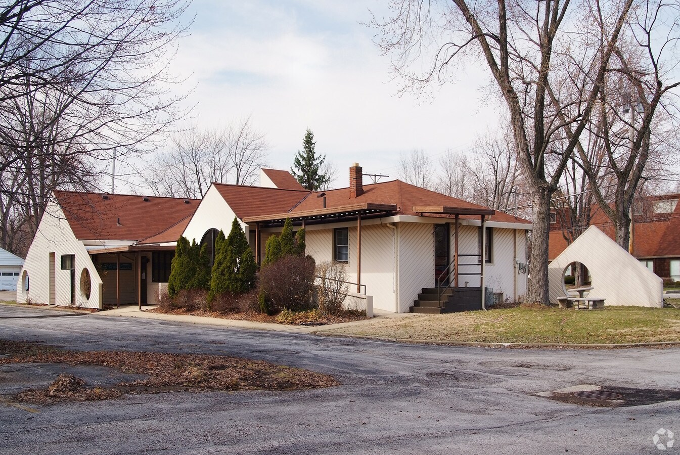 833 E Broad St, Elyria, OH 44035