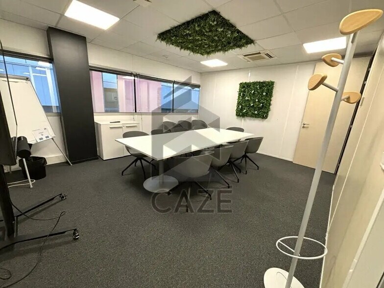 Office in Floirac for lease - Interior Photo - Image 1 of 6