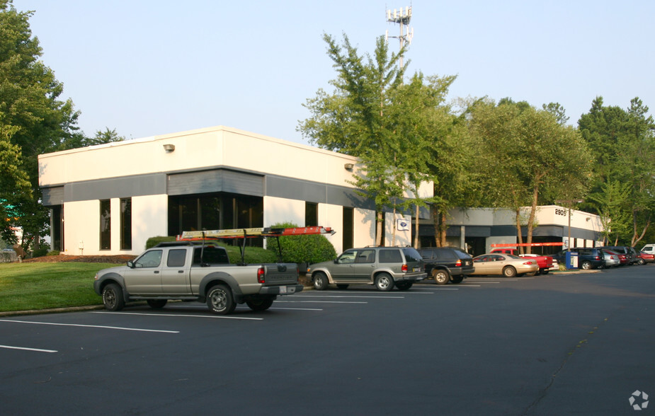 2905 Queen City Dr, Charlotte, NC for lease - Building Photo - Image 2 of 4