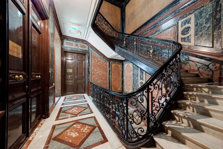 Office in Paris for lease - Interior Photo - Image 3 of 15