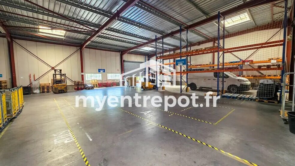 Flex in Marseille for lease - Interior Photo - Image 1 of 8