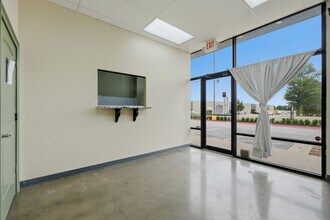 2111 S Old Missouri Rd, Springdale, AR for lease Interior Photo- Image 1 of 21