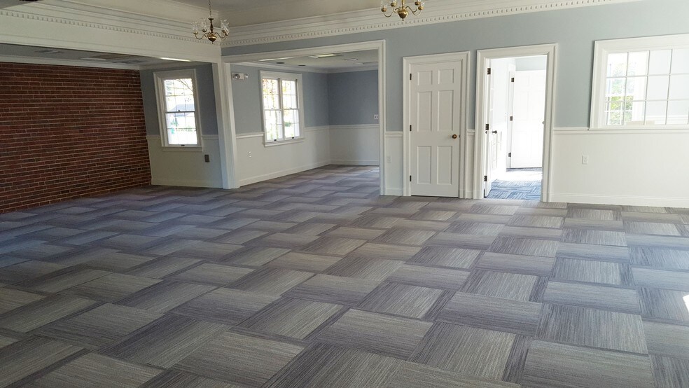 8 School St, East Granby, CT 06026