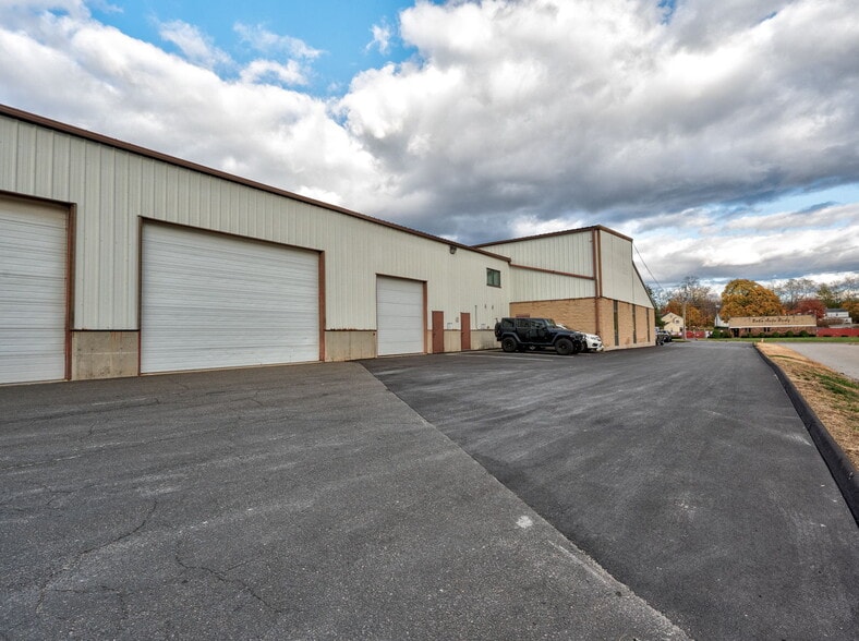 409 New State Rd, Manchester, CT for lease - Building Photo - Image 2 of 9