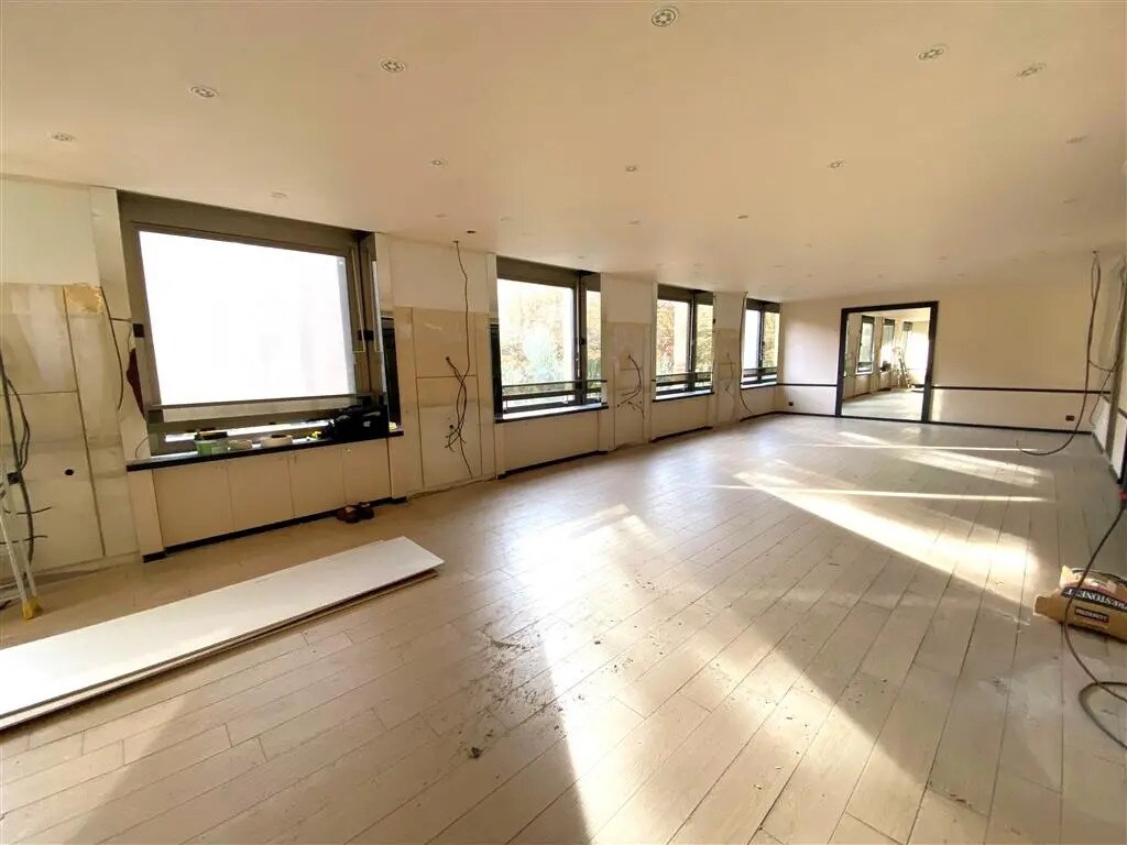 Office in Paris for lease Building Photo- Image 1 of 10