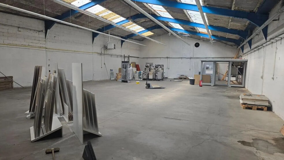 Flex in Dreux for sale - Building Photo - Image 3 of 10