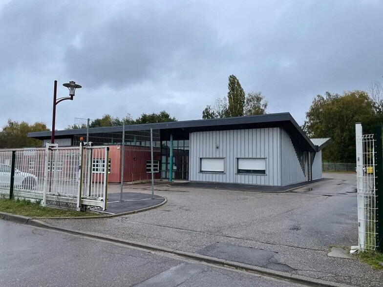 Flex in L'HOPITAL for lease - Building Photo - Image 1 of 12