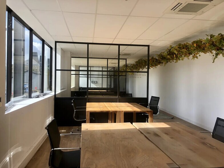 Office in Bordeaux for lease - Building Photo - Image 2 of 23