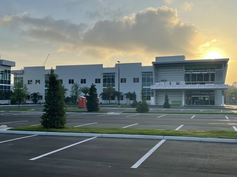 Pinebrook Road & Curry Lane - Building 1, Venice, FL for lease - Building Photo - Image 1 of 6