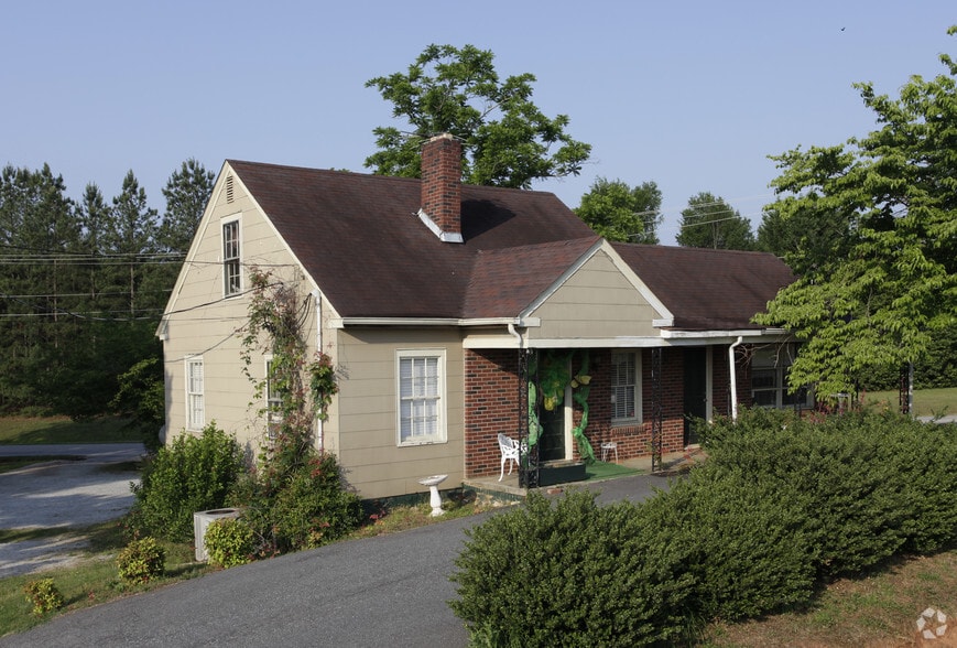 1999 Locust Hill Rd, Greer, SC 29651