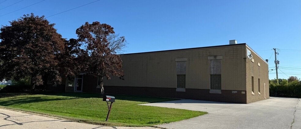 2540 Carleton Ave, Appleton, WI for sale - Building Photo - Image 1 of 1