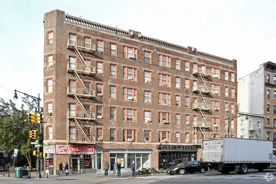 77 Greenwich Ave, New York, NY for lease - Building Photo - Image 1 of 10