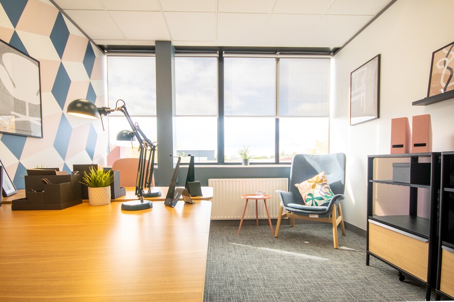 Delta Way, Egham for lease - Interior Photo - Image 2 of 15