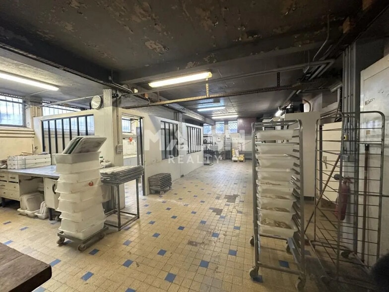 Retail in Lyon for lease - Building Photo - Image 2 of 4