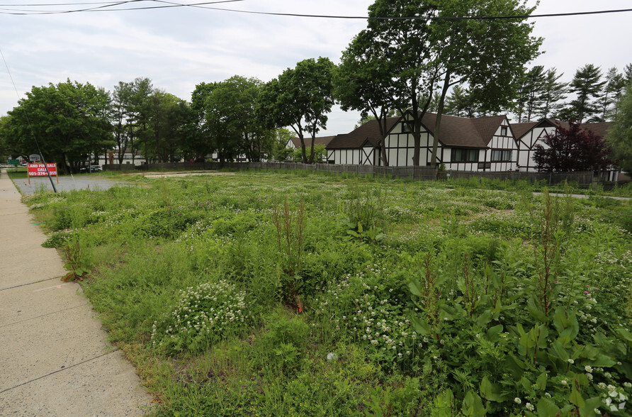 1022 Oyster Bay Rd, East Norwich, NY for sale - Primary Photo - Image 1 of 1