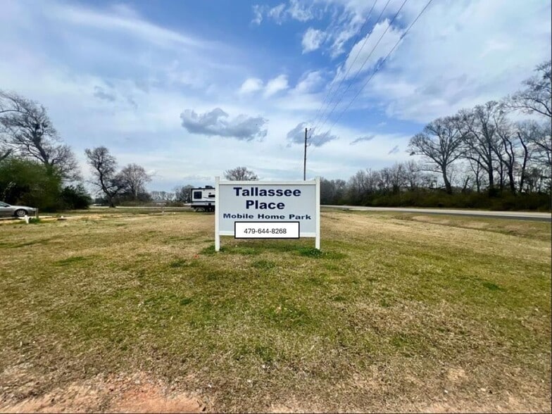 51 Lakewater Dr, Tallassee, AL for sale - Primary Photo - Image 1 of 6