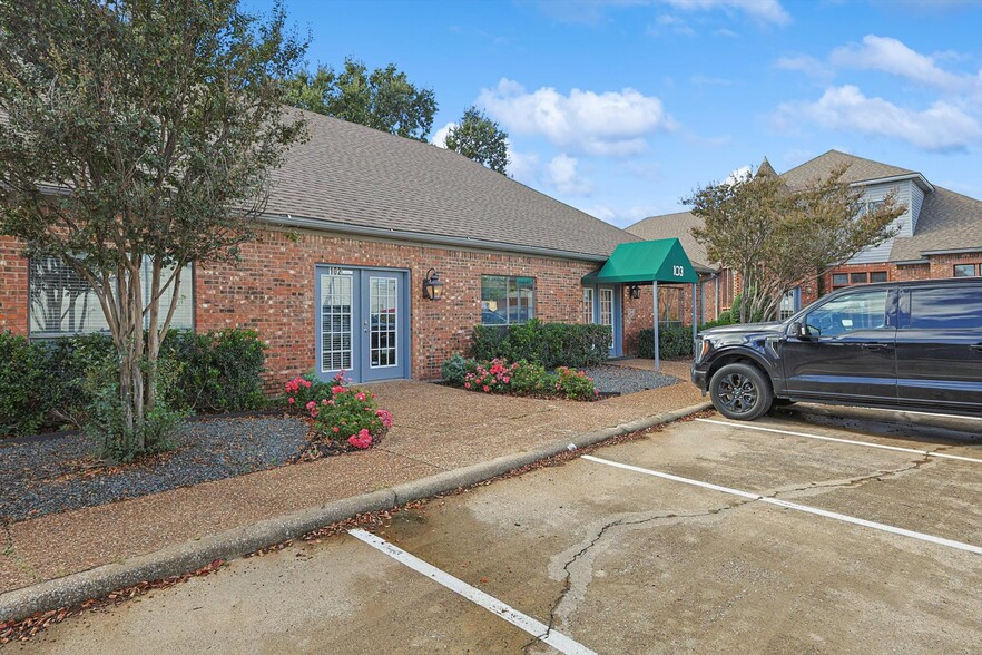 522 S Edmonds Ln, Lewisville, TX for lease - Building Photo - Image 1 of 28