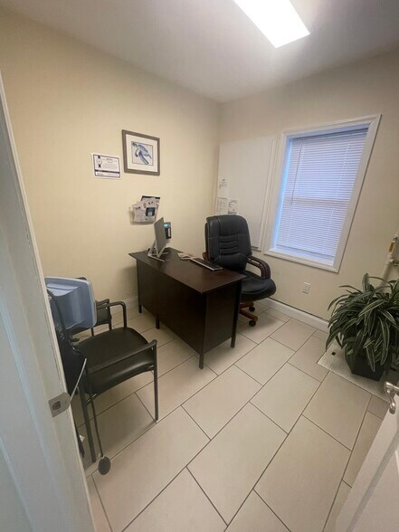 20619 Hillside Ave, Queens Village, NY for lease - Interior Photo - Image 3 of 7