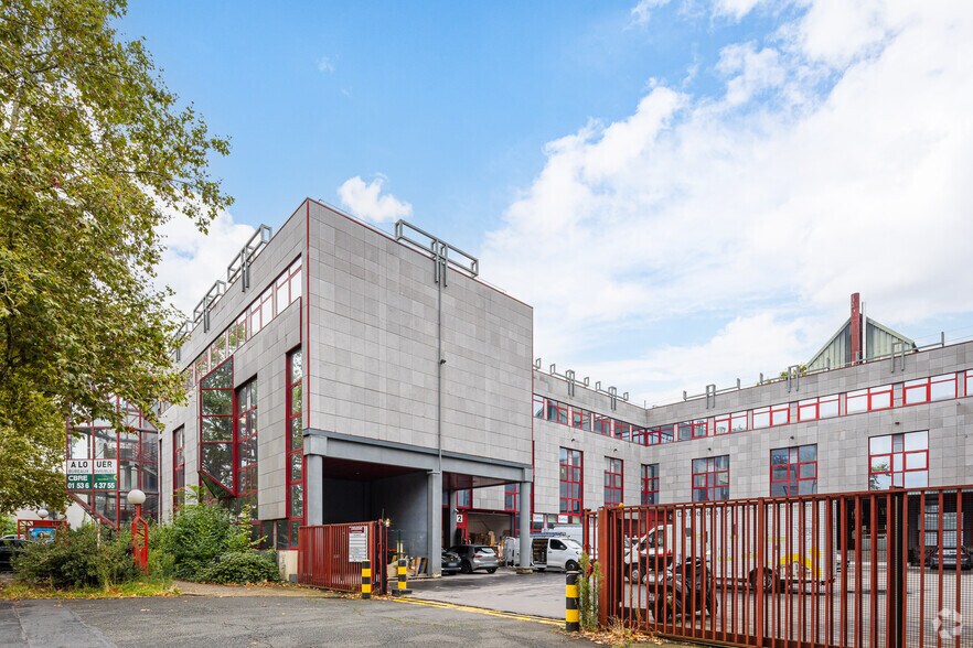 Office in Saint-Denis for lease - Building Photo - Image 3 of 5