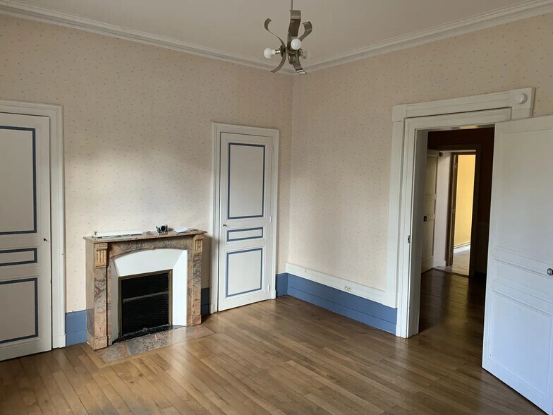 Office in Château-Gontier-sur-Mayenne for lease - Interior Photo - Image 3 of 4