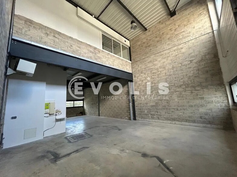 Flex in Montévrain for lease - Interior Photo - Image 2 of 8