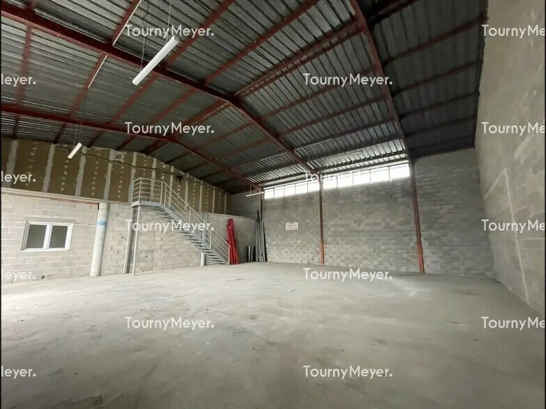 Flex in Vendargues for lease - Interior Photo - Image 2 of 7