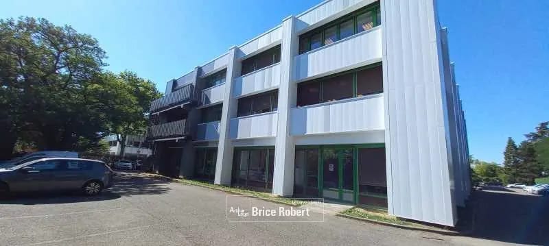 Office in Bron for lease - Building Photo - Image 2 of 8