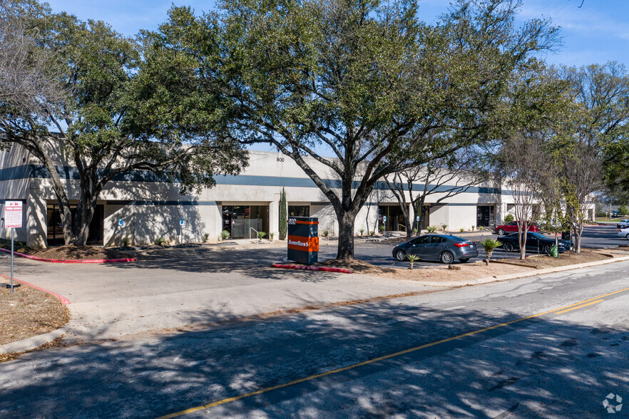 800 Paloma Dr, Round Rock, TX for lease - Primary Photo - Image 1 of 7