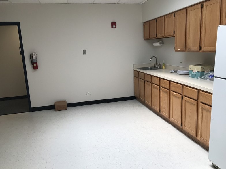 1303-1359 Barclay Blvd, Buffalo Grove, IL for lease - Interior Photo - Image 3 of 16