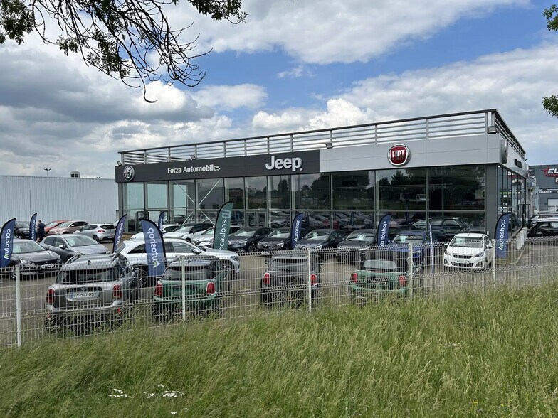 Retail in Dreux for lease - Building Photo - Image 1 of 17