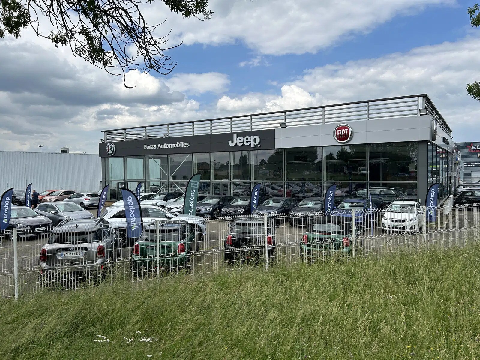 Retail in Dreux for lease Building Photo- Image 1 of 18