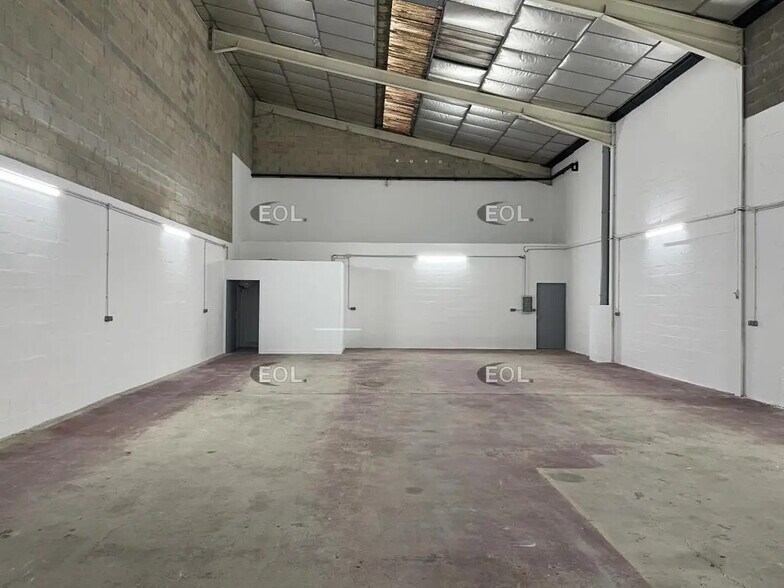 Flex in Eaubonne for lease - Interior Photo - Image 2 of 6