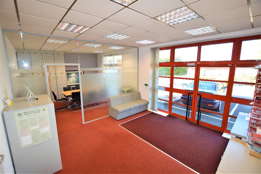 Claro Rd, Harrogate for lease - Interior Photo - Image 3 of 6