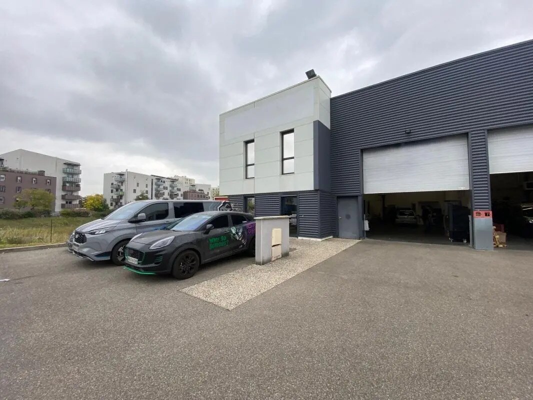Flex in Saint-Fons for lease Building Photo- Image 1 of 7