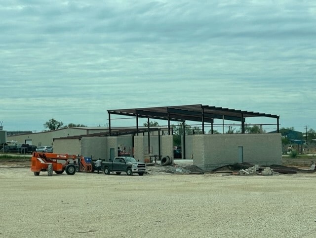 193 Eagle Ford Dr, Pleasanton, TX for lease - Building Photo - Image 2 of 8