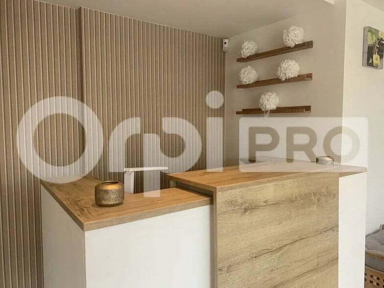 Retail in Esbly for lease - Interior Photo - Image 1 of 7