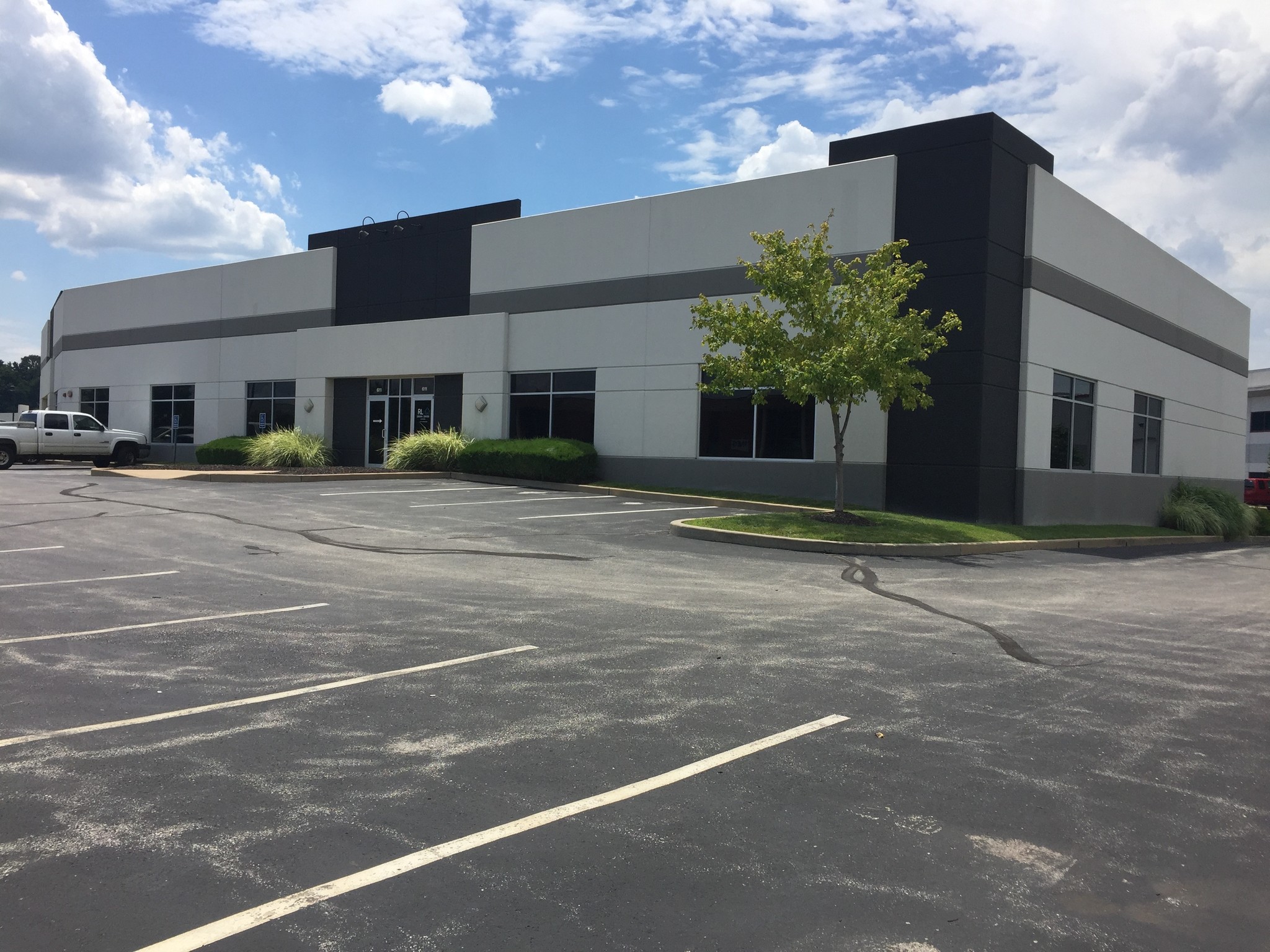 601-611 Trade Center Blvd, Chesterfield, MO for lease Primary Photo- Image 1 of 10