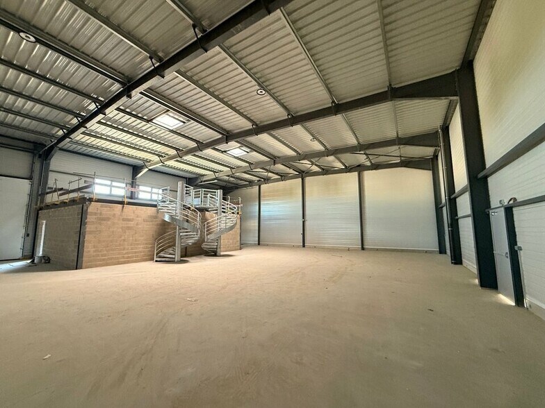 Industrial in Beauvais for lease - Building Photo - Image 2 of 5
