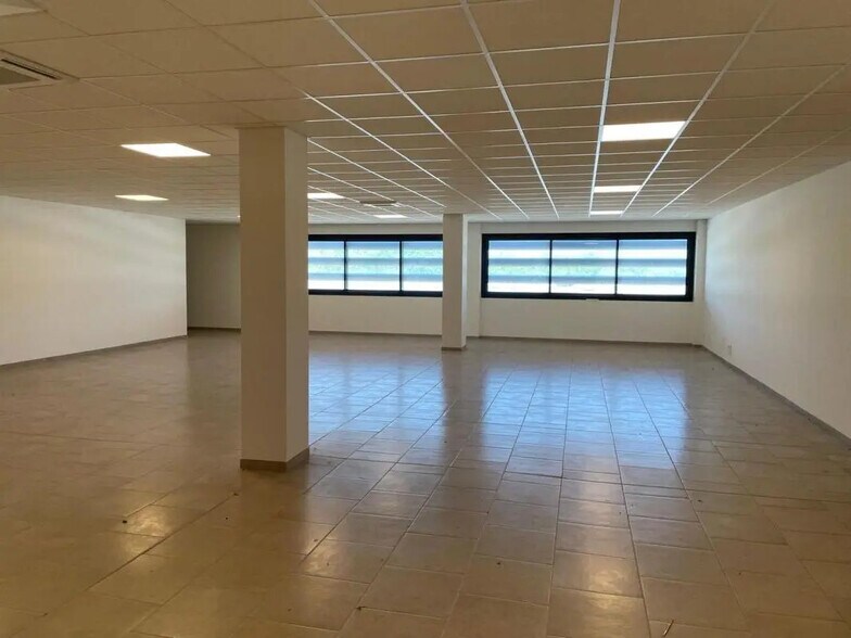Office in La Crau for lease - Interior Photo - Image 2 of 6