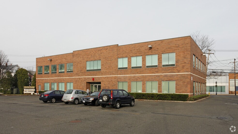 180 E Main St, Bay Shore, NY, 11706 Office Space For Lease