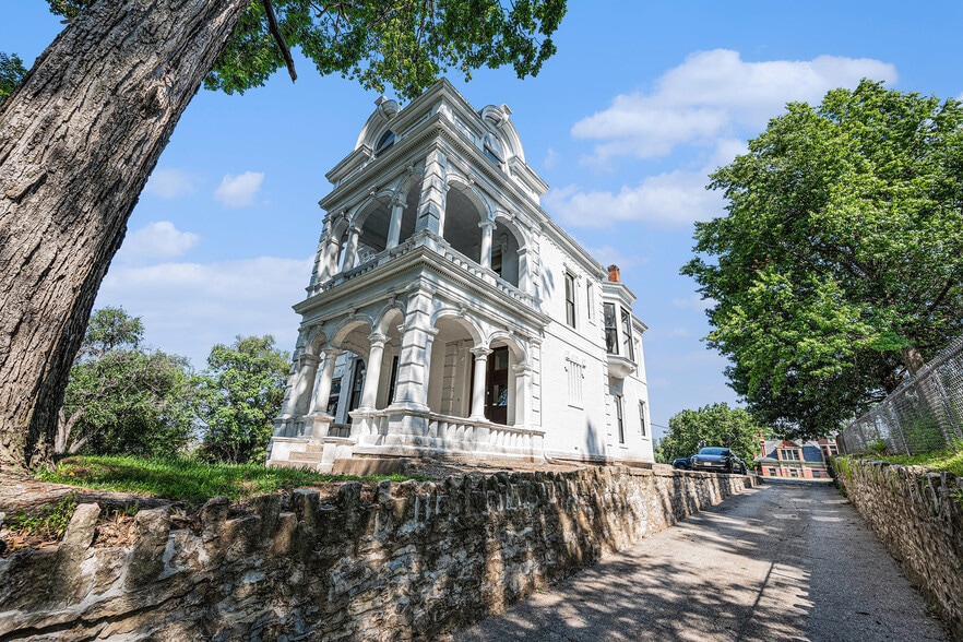 1311 Francis St, Saint Joseph, MO for sale - Building Photo - Image 2 of 24