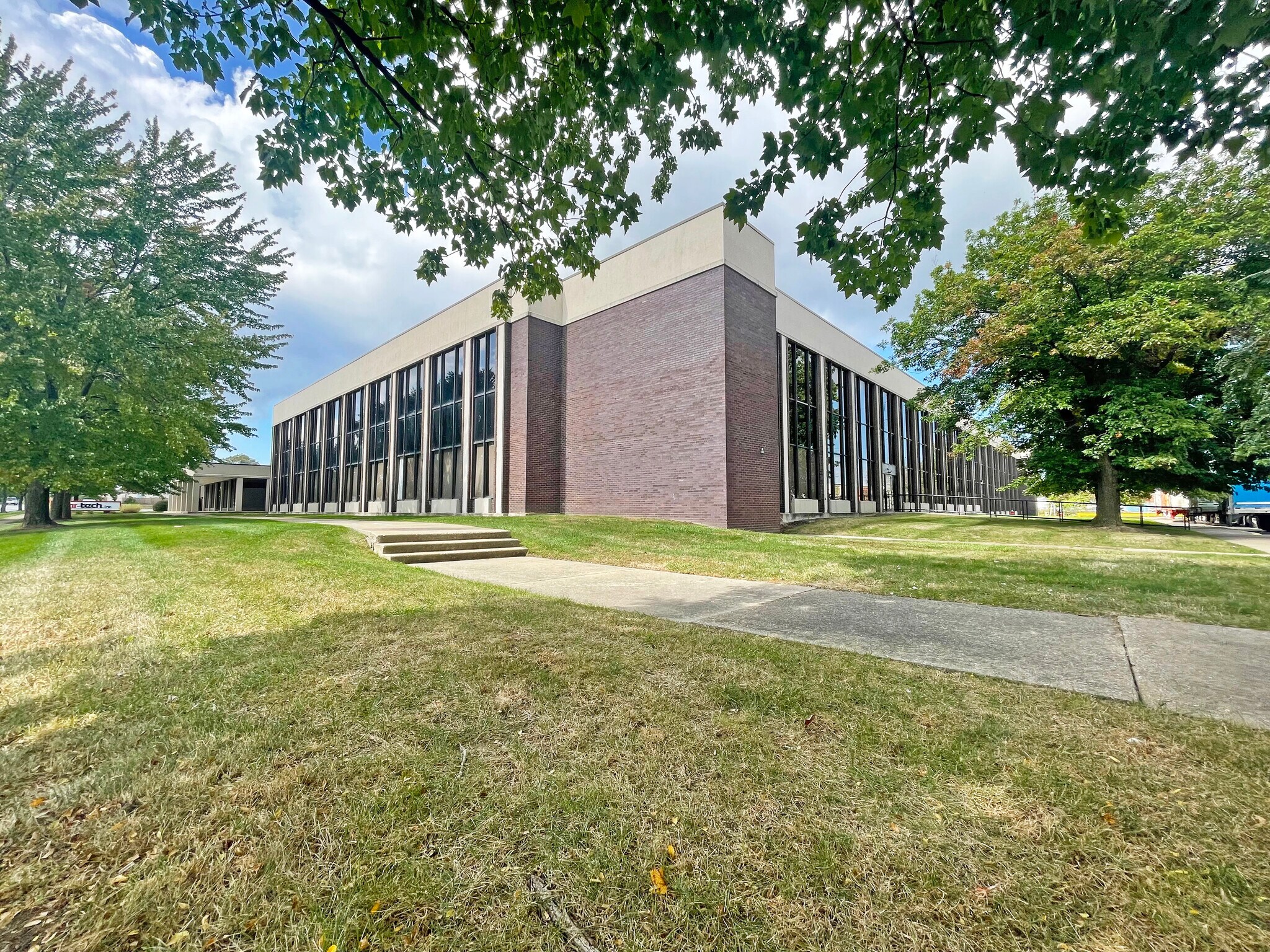 16485 Rockside Rd, Maple Heights, OH 44137 Rockside Rd Maple Hts Ohio